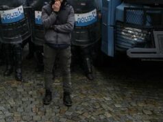 G7, tensioni a corteo dei centri sociali a Torino: uova e fumogeni contro le forze dell’ordine