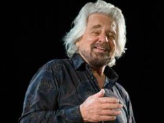 Grillo parla a Bruxelles: “Io butto lì anche un sacco di str…”. Mezza sala si alza e se ne va