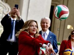 Meloni gioca con pallavoliste a Palazzo Chigi: “Schiaccia 7 come in spiaggia”