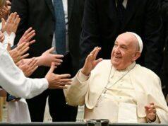 Papa incontra nonni e nipoti in Vaticano, ci sono anche Lino Banfi e Al Bano