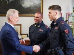 Poliziotti denunciano clochard affamato ma poi gli fanno la spesa