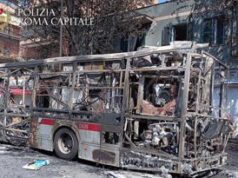 Roma, bus a fuoco: bruciate anche un’auto in sosta, gazebo e alberi. Tre persone intossicate