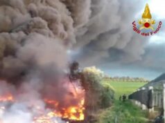 Roma, incendio in una discarica abusiva ad Ardea: “Tenere finestre chiuse”