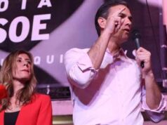 Spagna, l’annuncio di Sanchez: “Lunedì decido se restare premier”