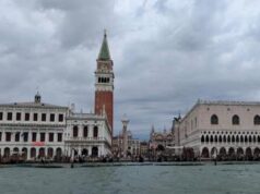 Venezia, pezzi di cemento cadono dal campanile di San Marco: avviati accertamenti