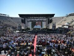 Amadeus, l’ultima diretta Rai da Verona per il Papa