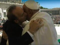 Benigni show in piazza San Pietro, bacia il Papa poi invoca la pace: “La guerra deve finire”