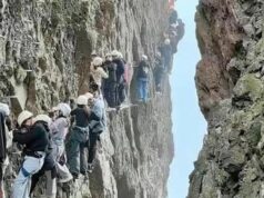 Bloccati in fila sulla parete a strapiombo, ore di paura per decine di turisti – Video
