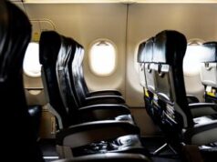 Corre nudo per il corridoio dell’aereo, arrestato