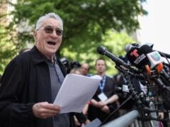 De Niro fuori dal tribunale del processo Trump: “Se torna scordiamoci la libertà”