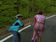 Giro d’Italia, Pogacar e la borraccia al bambino – Video