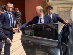 Maestra aggredita a Ostia, Valditara visita la scuola: “Solidarietà del governo, lo Stato c’è”