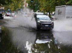 Maltempo a Milano, tanta pioggia e allagamenti: crescono livelli Seveso e Lambro