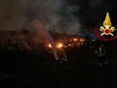 Milano, vasto incendio in parcheggio roulotte in via Chiesa Rossa