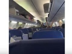 Passeggera nella cappelliera dell’aereo per riposare, ecco perché è un’idea terribile (almeno per ora) – Video