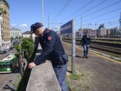 Poliziotto accoltellato a Milano, ecco tutti i precedenti del 37enne arrestato