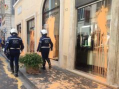 Roma, attivisti imbrattano vetrine di via Condotti: in 13 bloccati da polizia locale