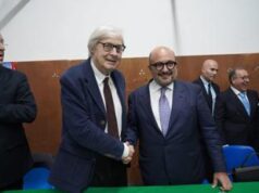 Strette di mano e abbracci, a Napoli scatta la pace tra Sangiuliano e Sgarbi