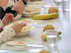 Troppo sale a tavola, l’errore peggiore: cosa dice il medico