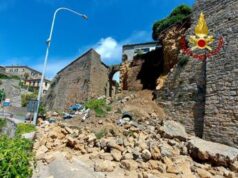 Volterra, crolla parte di mura antiche: un ferito