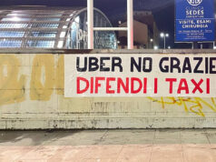 Sovranisti a difesa dei Taxi contro Uber, lo striscione a Porta Susa (Torino) torino protesta taxi