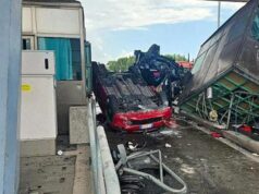 A12, auto si schianta su vetture in fila al casello: cosa può essere successo