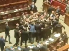 Autonomia, alla Camera botte e sedie che volano: rissa e Montecitorio diventa ring