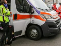 Camion perde ruota in autostrada, auto colpita: muore una donna