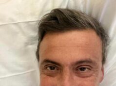 Carlo Calenda operato, selfie dal letto d’ospedale: “Affettato, ma tutto bene”