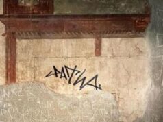 Ercolano, turista olandese sfregia parete di una domus. Sangiuliano: “Inciviltà e idiozia, ora paghi”