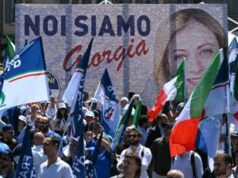 Europee, striscione ‘Noi siamo Giorgia’ e tricolori: Piazza del Popolo attende Meloni