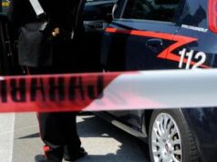 Giallo a Roma, donna accoltellata soccorsa in strada: in casa il compagno impiccato
