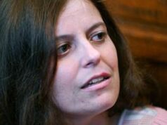 Ilaria Salis è libera, tolto il braccialetto elettronico