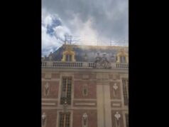 Incendio alla reggia di Versailles, densa colonna di fumo e turisti evacuati – Video
