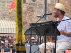 Jovanotti a sopresa torna sul palco: “Ho mollato le stampelle” – Video