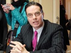 Klaus Davi aggredito davanti alla moschea a Milano, sputi e minacce