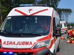 Non si ferma all’alt e travolge 3 ciclisti nel bellunese: “Sono in ritardo per la messa”