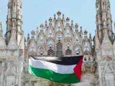 Nuovo blitz di Apuzzo, srotola bandiera della Palestina sul Duomo di Milano