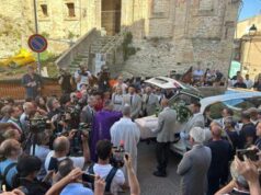 Omicidio Pescara, oggi i funerali di Thomas: folla silenziosa accoglie bara bianca