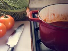 Piatti sporchi ancora nel lavandino: padre accoltella a morte il figlio