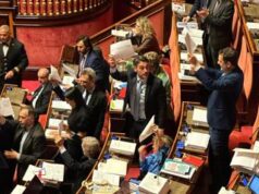 Premierato, opposizioni protestano in Senato: Aula sospesa