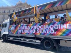 Roma Pride compie 30 anni, la festa arcobaleno nella Capitale – FOTO