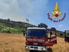Roma, vasto incendio a Campagnano: vigili del fuoco in azione