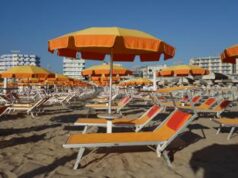 Spiagge, indagine Altroconsumo: 228 euro in media alla settimana per ombrellone e lettini