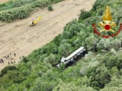 Tir vola da cavalcavia, muore il camionista