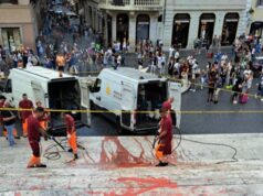 Trinità de Monti, blitz contro femminicidi: vernice rossa su scalinata