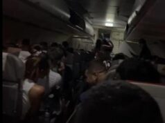 Volo Fiumicino-Olbia in ritardo di 3 ore: protesta passeggeri, alcuni scendono