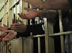 “Carceri scoppiate”, segretario sindacato Penitenziaria si incatena a ministero Giustizia