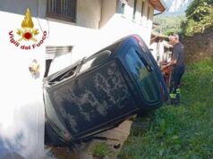 Dimentica il freno a mano, auto finisce dentro la casa del vicino