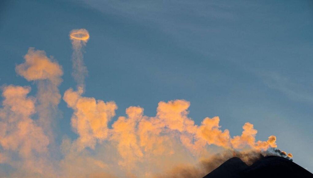 Etna, allerta gialla per la colata di lava: “Non c’è pericolo per centri abitati”